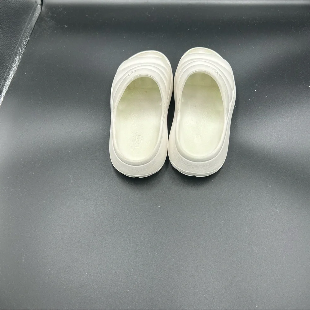 UGG Sports Yeah Kids White Slide Sandals No Size but‎ Measures Size 2